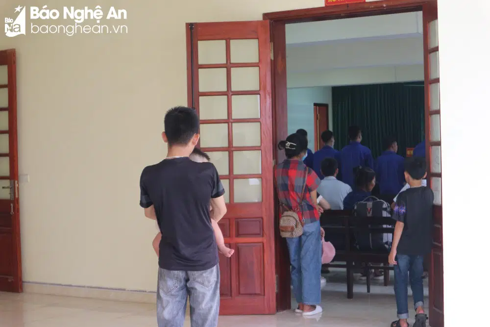 Ba đứa trẻ đứng ngóng bố ngoài phòng sử án