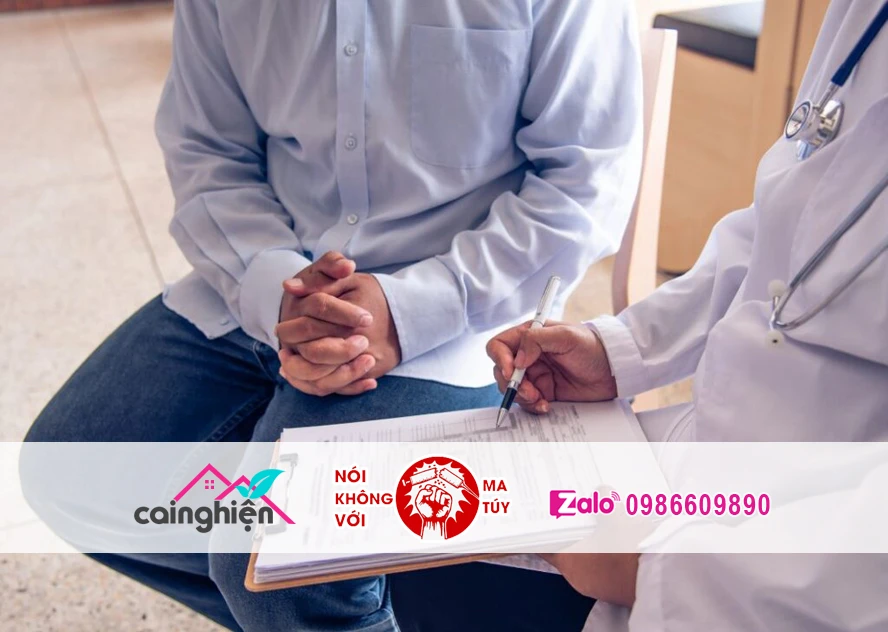 Bác sĩ tư vấn cai nghiện ma túy tại nhà cho bệnh nhân